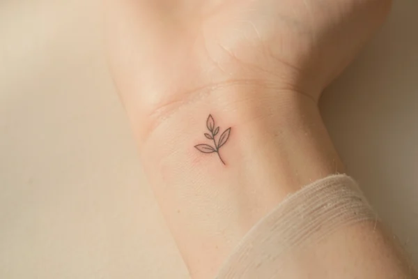 51 Clean Tiny Wrist Tattoos to Match Any Aesthetic